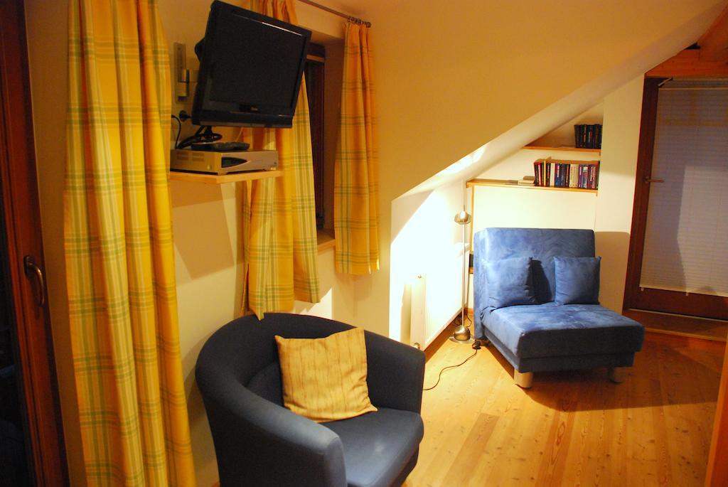 Fewo Wassertheurer Tropolach Room photo